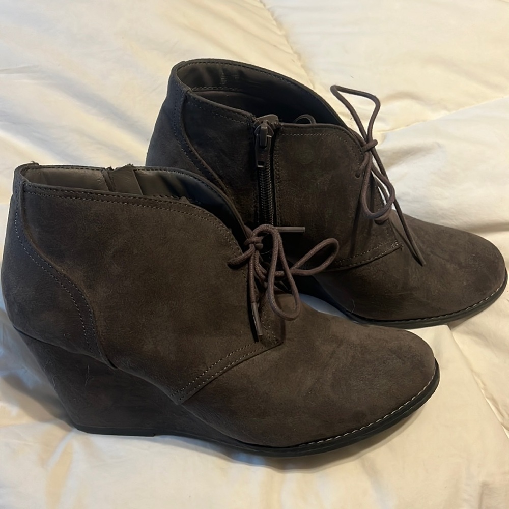 Women’s size 10 Grey wedge boots
